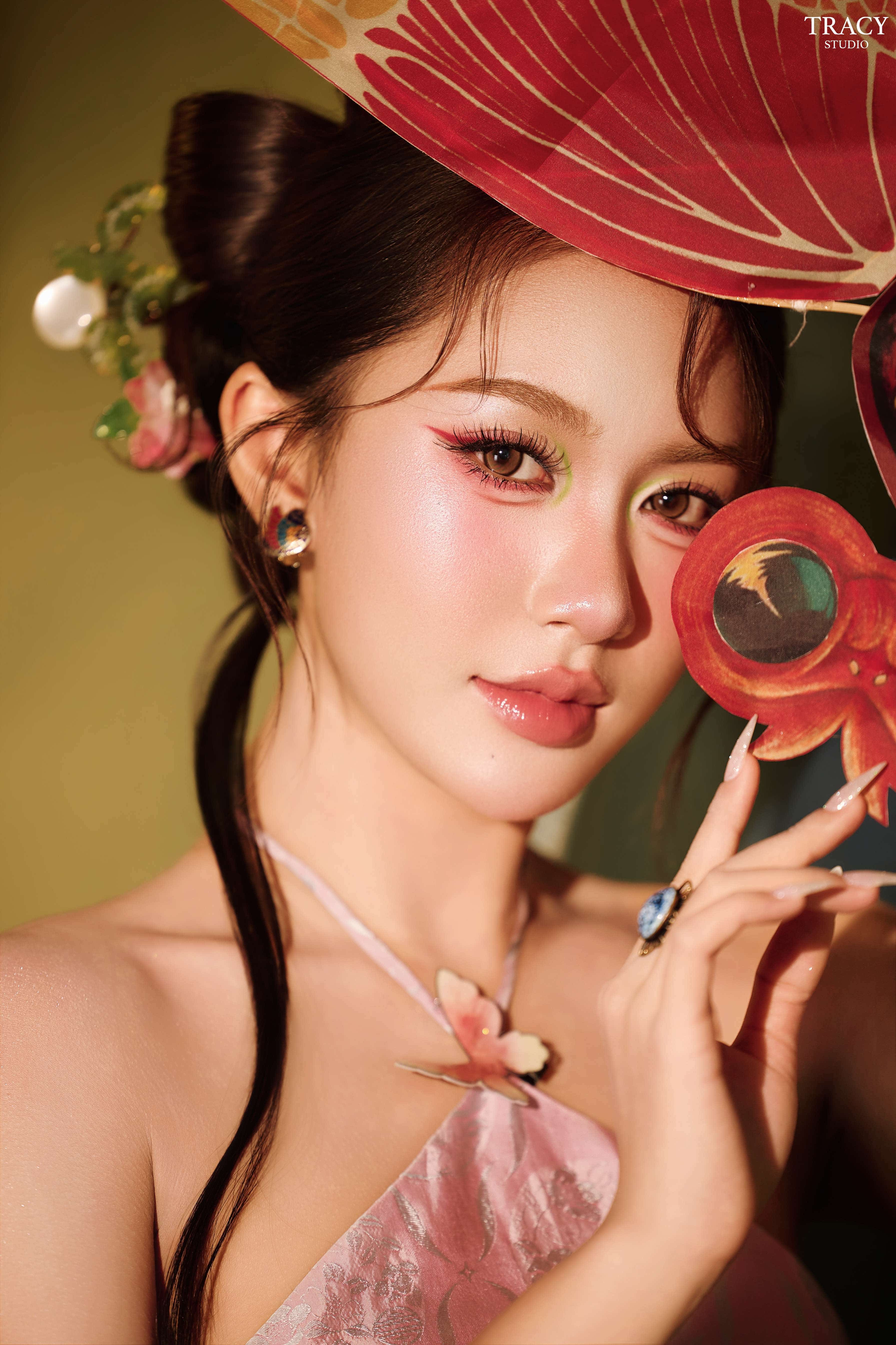 frontend/img/gallery/anh-tet-yem-ao-dai/tracy-studio-chup-concept-trung-thu-yem-phuong-bui (2).jpg